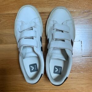 Veja white with black logo. 3 Velcro straps